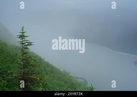 Alaskas Gastineau-Kanal in Juneau verschwindet in sich verdichtendem Nachmittagsnebel Stockfoto