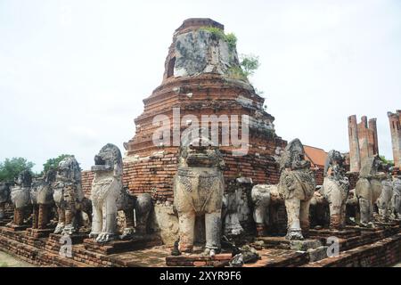 Singha- oder Löwenstatuen rund um die Hauptpagode am Wat Thammickarat haben sich im Laufe der Zeit verschlechtert, zeigen aber auch die Pracht und zeigen die Antike. Stockfoto