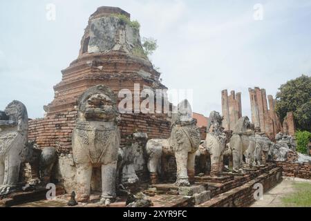 Singha- oder Löwenstatuen rund um die Hauptpagode am Wat Thammickarat haben sich im Laufe der Zeit verschlechtert, zeigen aber auch die Pracht und zeigen die Antike. Stockfoto