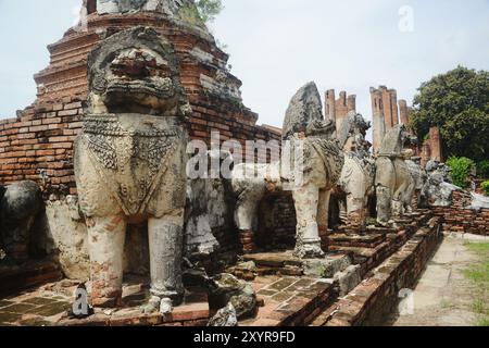Singha- oder Löwenstatuen rund um die Hauptpagode am Wat Thammickarat haben sich im Laufe der Zeit verschlechtert, zeigen aber auch die Pracht und zeigen die Antike. Stockfoto