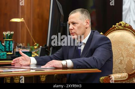 Moskau, Russland. August 2024. Michail Jewrajew, Gouverneur der Region Jaroslawl, spricht während eines persönlichen Treffens, das vom russischen Präsidenten Wladimir Putin veranstaltet wurde, im Kreml am 28. August 2024 in Moskau. Quelle: Alexander Kazakov/Kreml Pool/Alamy Live News Stockfoto