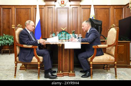 Moskau, Russland. August 2024. Der russische Präsident Wladimir Putin, links, hört den Gouverneur der Region Jaroslawl Michail Jewrajew, rechts, während eines persönlichen Treffens im Kreml am 28. August 2024 in Moskau. Quelle: Alexander Kazakov/Kreml Pool/Alamy Live News Stockfoto