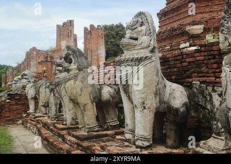 Singha- oder Löwenstatuen rund um die Hauptpagode am Wat Thammickarat haben sich im Laufe der Zeit verschlechtert, zeigen aber auch die Pracht und zeigen die Antike. Stockfoto