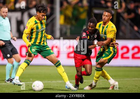 Den Haag, Niederlande. 30. August 2024. DEN HAAG, NIEDERLANDE - AUGUST 30: Rafael Struick von ADO den Haag kämpft um den Ball mit Arthur Zagre von Excelsior Rotterdam, Steven van der Sloot von ADO den Haag während des niederländischen Keuken Kampioen Divisie Spiels zwischen ADO den Haag und Excelsior Rotterdam am 30. August 2024 im Bingoal Stadion in den Haag, Niederlande. (Foto von Hans van der Valk/Orange Pictures) Credit: Orange Pics BV/Alamy Live News Stockfoto