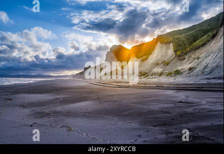 Russland, Kuril-Inseln, Iturup-Insel, Weiße Felsen an der Küste des Ochotsker Meeres. Stockfoto