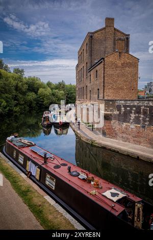 Regents Canal Granary Square Kings Cross London - Neuentwicklung der historischen Gebäude am Kanal bei Coal Drops Yard King's Cross, London Stockfoto