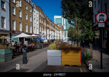 Warren Street mit University College Hospital UCH London am Ende der Straße in Central London Stockfoto