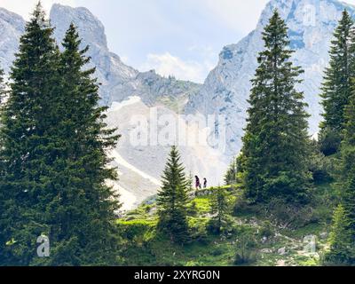 Reutte, Österreich. Juni 2024. Wanderer auf der Fuessener Hütte bei Reutte, Österreich am 18. Juni 2024. Fotograf: ddp Images/STAR-Images Credit: ddp Media GmbH/Alamy Live News Stockfoto