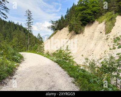 Reutte, Österreich. Juni 2024. Wanderer auf der Fuessener Hütte bei Reutte, Österreich am 18. Juni 2024. Fotograf: ddp Images/STAR-Images Credit: ddp Media GmbH/Alamy Live News Stockfoto