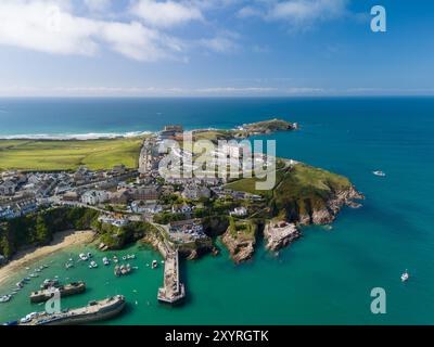 Luftaufnahme der Stadt newquay in cornwall mit den Stränden, dem Hafen und dem Golfplatz an einem sonnigen Tag mit blauem Himmel und Wolken Stockfoto