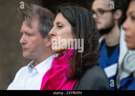 London, Großbritannien. 30. August 2024. Nazanin Zaghari-Ratcliffe, der längere Zeit in einem iranischen Gefängnis verbrachte, und Ehemann Richard Ratcliffe, der für ihre Freilassung kämpfte, nehmen an einer Kundgebung und Mahnwache Teil, in der die Freilassung von über 170 palästinensischen medizinischen Mitarbeitern gefordert wird, die von israelischen Truppen in Gaza festgehalten wurden, angeblich ohne Anklage oder Gerichtsverfahren und viele, deren Aufenthaltsort unbekannt ist, sowie die Aussetzung von Waffentransfers nach Israel gefordert werden. Organisiert von Amnesty International UK und Health Workers 4 Palestine fiel die Veranstaltung mit dem Internationalen Tag der Verschwundenen zusammen. Quelle: Ron Fassbender/Alamy Live News Stockfoto