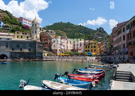 Blick auf Vernazza, eines der fünf Fischerdörfer von Cinque Terre, Italien Stockfoto