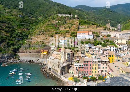 Vernazza vom Castello Doria (Schloss Doria) aus gesehen, einem der fünf Fischerdörfer von Cinque Terre, Italien Stockfoto