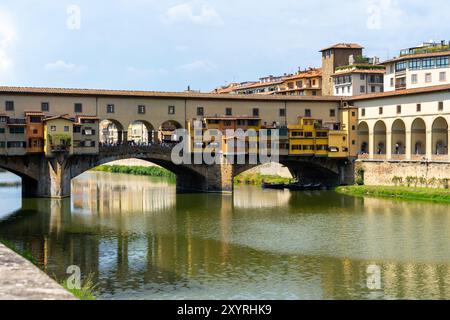 Ponte Vecchio (Alte Brücke) in Florenz, Italien. Die Ponte Vecchio ist eine mittelalterliche Steinbrücke mit geschlossenem Spandrel. Stockfoto