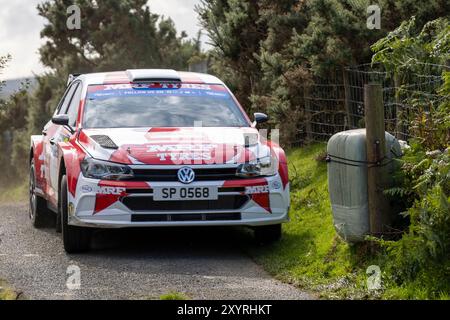 Aberystwyth, Dyfed, Großbritannien. 30. August 2024. 2024 FIA Rallye-Europameisterschaft Tag 1; Fahrer Amaury Molle und Beifahrer Alex Dubois in ihrer Skoda Fabia Evo stehen kurz vor dem Tor Credit: Action Plus Sports/Alamy Live News Stockfoto