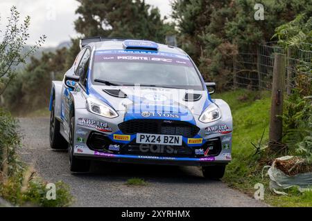 Aberystwyth, Dyfed, Großbritannien. 30. August 2024. 2024 FIA European Rally Championship Day 1; Fahrer Matt Edwards und Beifahrer David Moynihan in ihrem Ford Fiesta Mk II während des Rallye-Shakedown Credit: Action Plus Sports/Alamy Live News Stockfoto