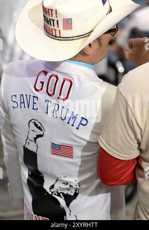 Pittsburgh, Usa. 30. August 2024. Anhänger des republikanischen Kandidaten Donald Trump warten auf seine Ankunft in der 1st Summit Arena im Cambria County war Memorial für eine Kundgebung in Johnston Pennsylvania am Freitag, den 30. August 2024. Foto von Archie Carpenter/UPI. Quelle: UPI/Alamy Live News Stockfoto