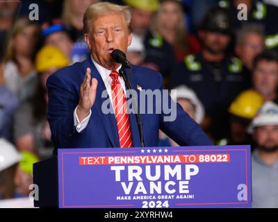 Pittsburgh, Usa. 30. August 2024. Der ehemalige republikanische Kandidat Donald Trump spricht am Freitag, den 30. August 2024, in der 1. Summit Arena im Cambria County war Memorial in Johnston, Pennsylvania. Foto von Archie Carpenter/UPI. Quelle: UPI/Alamy Live News Stockfoto