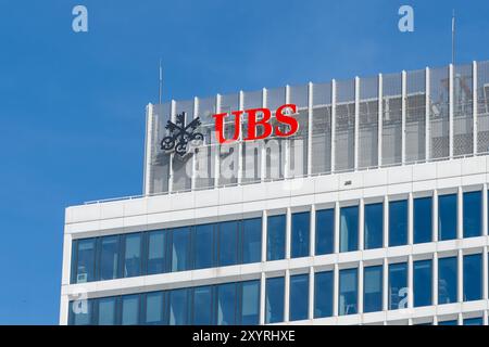 UBS-Firmenzeichen und -Logo auf dem Bürogebäude in Warschau, Polen. Stockfoto