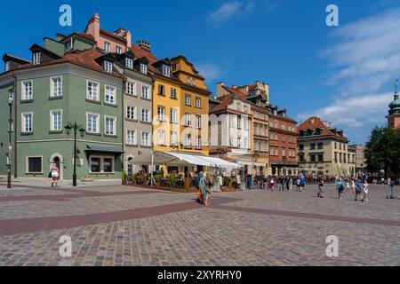 Der Marktplatz der Altstadt ist voll mit Menschen in Warschau, Polen. Stockfoto