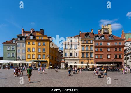 Der Marktplatz der Altstadt ist voll mit Menschen in Warschau, Polen. Stockfoto