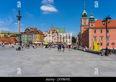 Der Marktplatz der Altstadt ist voll mit Menschen in Warschau, Polen. Stockfoto