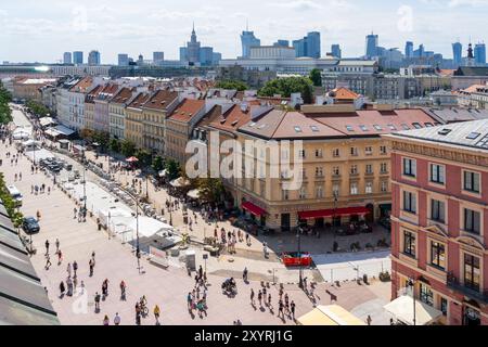 Blick von oben auf den Marktplatz in der Altstadt mit vielen Menschen in Warschau, Polen. Stockfoto