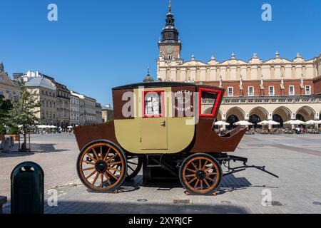 Eine alte Postkutsche auf dem Hauptmarkt in der Altstadt von Krakau, Polen. Stockfoto