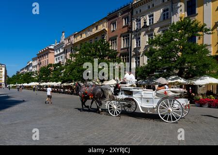 Eine Pferdekutsche am Hauptmarkt in der Altstadt von Krakau, Polen. Stockfoto