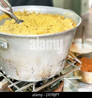 Polenta bergamasca. Typisches Gericht aus Bergamo (Italien), das im traditionellen Kupfertopf zubereitet wird. Stockfoto