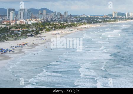 Blick aus der Vogelperspektive auf den Strand Enseada, einen wunderschönen Strand mit Blick auf das Ufer, das Meer, die Stadt Guaruja und einige Hügel im Hintergrund. Guaruja - SP, br Stockfoto