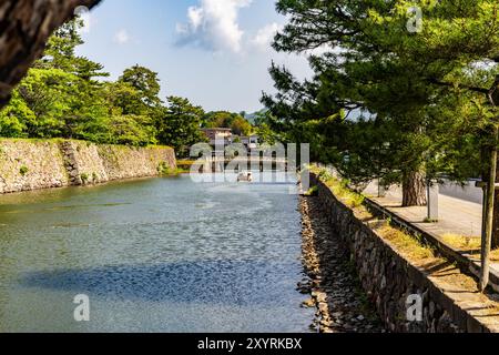 Bootstour durch die kleinen Kanäle rund um das Schloss Matsue in Matsue, Präfektur Shimane, Japan Stockfoto