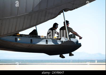 Loadmasters der US Air Force, die der 731st Airlift Squadron zugeordnet sind, sitzen auf dem Rücken eines C-130H Hercules-Flugzeugs, während sie am 20. August 2024 am Advanced Tactics Airlift Kurs im Advanced Airlift Tactics Training Center in Fort Huachuca, Arizona, teilnehmen. Die Mission der AATTC aus St. Joseph, Missouri, erhöht die Effektivität und Überlebensfähigkeit der Mobilitätskräfte. Seit 1983 bietet die AATTC fortgeschrittene taktische Ausbildung für Mobilitätsflugzeuge der Air National Guard, Air Force Reserve Command, Air Mobility Command, Air Combat Command, Air Force Special Opera Stockfoto