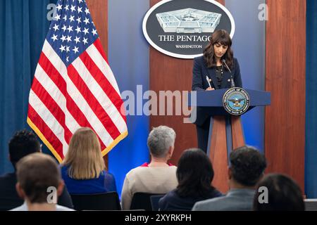 Die stellvertretende Pressesekretärin des Pentagon, Sabrina Singh, hält am 29. August 2024 ein Pressegespräch im Pentagon, Washington, D.C. (DOD-Foto von Air Force Senior Airman Madelyn Keech) Stockfoto