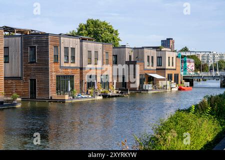 18 schwimmende Wohngebäude Havenlofts Nassauhaven, energieneutral, Solarzellen, Wärme aus Biomasse, Holzbau, eigene Abwasserbehandler Stockfoto