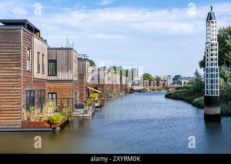 18 schwimmende Wohngebäude Havenlofts Nassauhaven, energieneutral, Solarzellen, Wärme aus Biomasse, Holzbau, eigene Abwasserbehandler Stockfoto