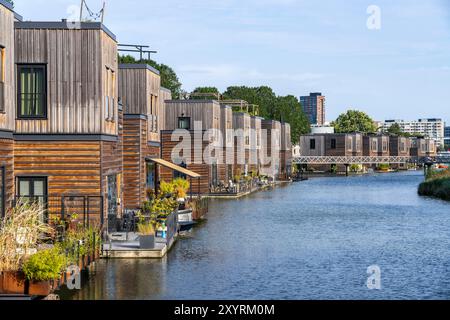 18 schwimmende Wohngebäude Havenlofts Nassauhaven, energieneutral, Solarzellen, Wärme aus Biomasse, Holzbau, eigene Abwasserbehandler Stockfoto