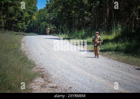 Blanchfield Army Community Hospital Soldiers führen den besten Medic-Wettbewerb des Krankenhauses in Fort Campbell, 26. Und 27. August durch. Diese Veranstaltung erwies sich als einer der heißesten Sommertage, aber die Konkurrenz setzte sich durch. Soldaten nutzen dieses Training als Mittel, um ihre Fitness, ihre Kenntnisse der Armee und ihre Gesundheit unter extremen Bedingungen zu testen. Stockfoto