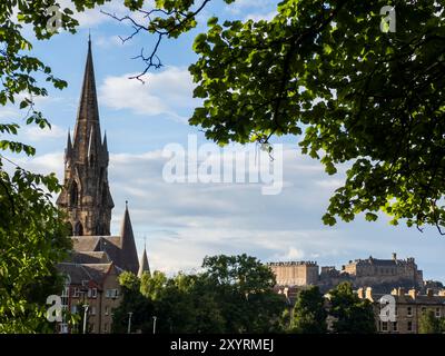 Edinburgh, Schottland, Großbritannien. 30. Juni 2024. Blick von Bruntsfield aus auf den Kirchturm Barclay Viewforth und das dahinter liegende Edinburgh Castle. (Kreditbild: © Ruaridh Stewart/ZUMA Press Wire) NUR REDAKTIONELLE VERWENDUNG! Nicht für kommerzielle ZWECKE! Stockfoto