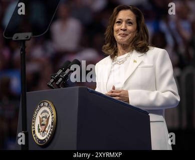 Savannah, Georgia, USA. August 2024. Vizepräsidentin KAMALA HARRIS hält eine Kundgebung in der Enmarket Arena während einer zweitägigen Bustour durch Südgeorgien ab. (Kreditbild: © Brian Cahn/ZUMA Press Wire) NUR REDAKTIONELLE VERWENDUNG! Nicht für kommerzielle ZWECKE! Stockfoto