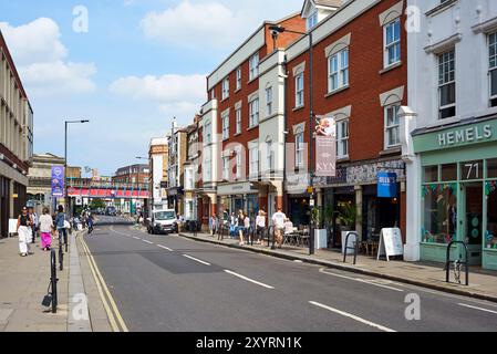 Parsons Green, im Borough of Hammersmith & Fulham, London, Großbritannien, mit Blick auf die Parsons Green Lane in Richtung U-Bahn-Station Stockfoto