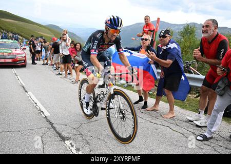 Primoz Roglic Slovenia Red Bull Bora Hansgrohe gewinnt nach dem Aufstieg in Puerto de Ancares Vuelta mehr Zeit auf dem Rennleiter Ben O’Connor Stockfoto