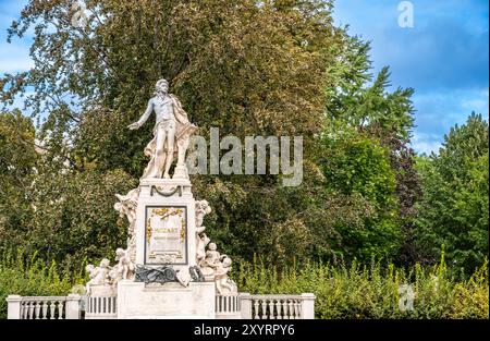 Wien, Österreich, 23. August 2022. Im Stadtpark, einem historischen Park im Zentrum, ist das Marmordenkmal dem Musiker Mozart gewidmet. Kulturzentrum Stockfoto