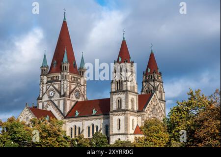 Wien, Österreich, 23. August 2022. Herrlicher Blick auf die Franziskus-Kirche. Die roten Fliesen heben sich vom blauen Himmel ab. Reiseziele. Stockfoto