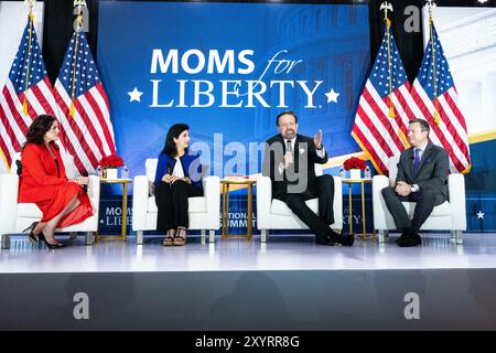 Washington, Usa. 30. August 2024. Tiffany Justice, Mitgründer, Moms for Liberty, Adele Malpass, Präsidentin, Daily Caller News Foundation, Sebastain Gorka, ehemaliger stellvertretender Assistent des Präsidenten Trump, und Jan Jekielek, Herausgeber der Epoch Times, nehmen am Moms for Liberty National Summit im JW Marriott Washington in Washington, DC Teil Stockfoto