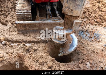 Hydraulische Bohrpfahlanlage auf der Baustelle. Bohren in den Boden. Pfahlfundamente. Stockfoto