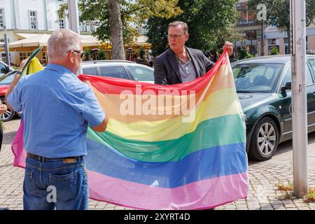 Ministerpräsident Bodo Ramelow die Linke hisst Regenbogenflagge vor der Thüringer Staatskanzlei aus Anlass des bevorstehenden CSD, 30.08.2024, Erfurt Deutschland, Veranstaltung, Thüringer Abgeordneter hisst Regenbogenflagge *** Premierminister Bodo Ramelow die Linke hebt Regenbogenflagge vor der Thüringer Staatskanzlei an anlässlich des bevorstehenden CSD, 30 08 2024, Erfurt Deutschland , Veranstaltung, Thüringer Abgeordneter Stockfoto