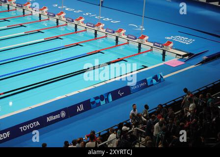 Nanterre, Frankreich - August 30 2024: Para-Schwimmen in der Pariser La Défense Arena während der Paralympischen Spiele 2024. Stockfoto