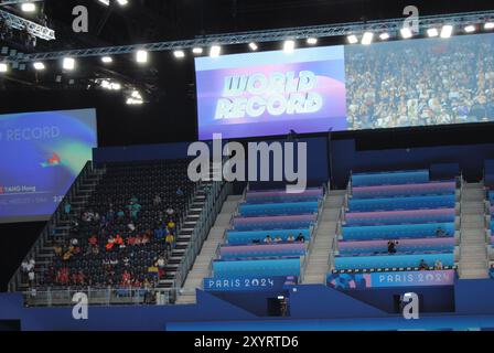 Nanterre, Frankreich - August 30 2024: Para-Schwimmen in der Pariser La Défense Arena während der Paralympischen Spiele 2024. Stockfoto