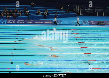 Nanterre, Frankreich - August 30 2024: Para-Schwimmen in der Pariser La Défense Arena während der Paralympischen Spiele 2024. Stockfoto